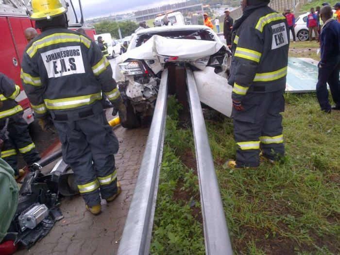 Одел BMW на отбойник (6 фото)