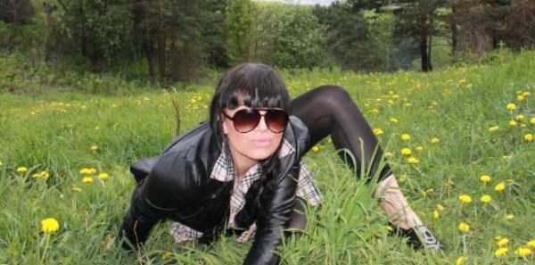 Девушки позируют в странных позах