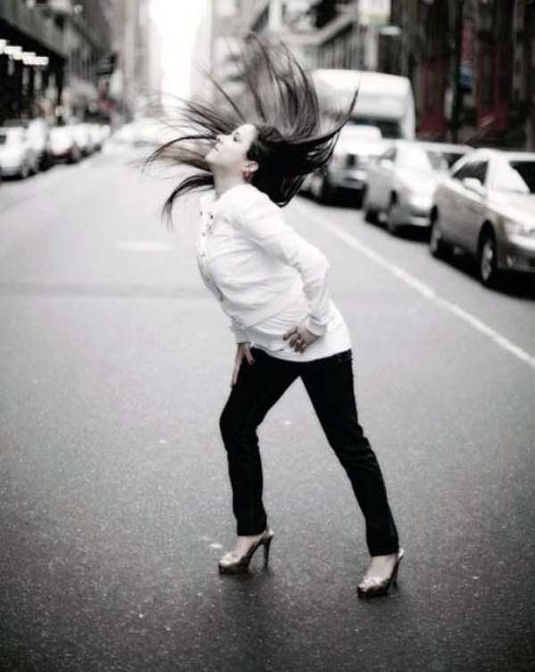 Девушки позируют в странных позах