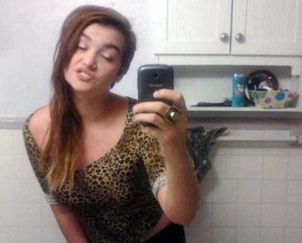 Девушки позируют в странных позах