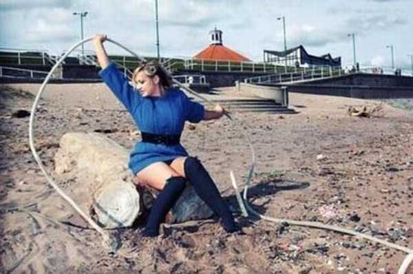 Девушки позируют в странных позах