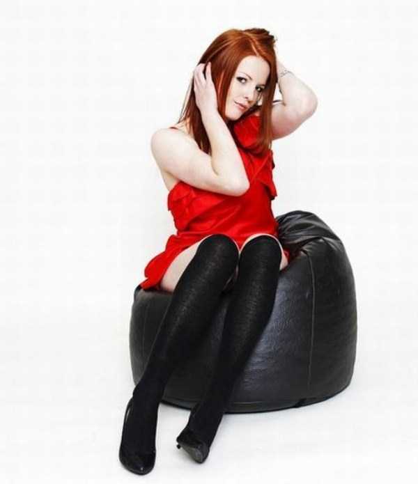 Девушки позируют в странных позах