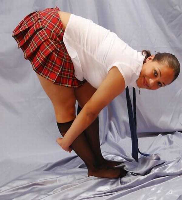 Девушки позируют в странных позах