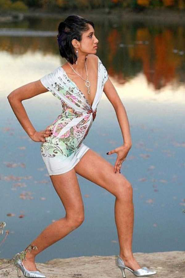 Девушки позируют в странных позах