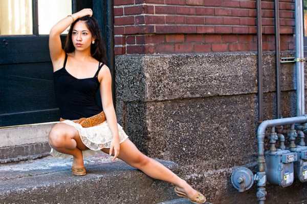 Девушки позируют в странных позах