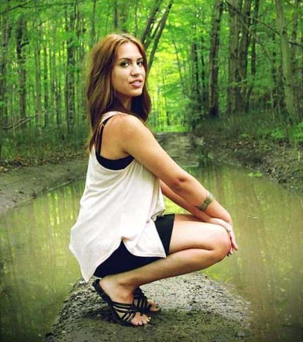 Девушки позируют в странных позах