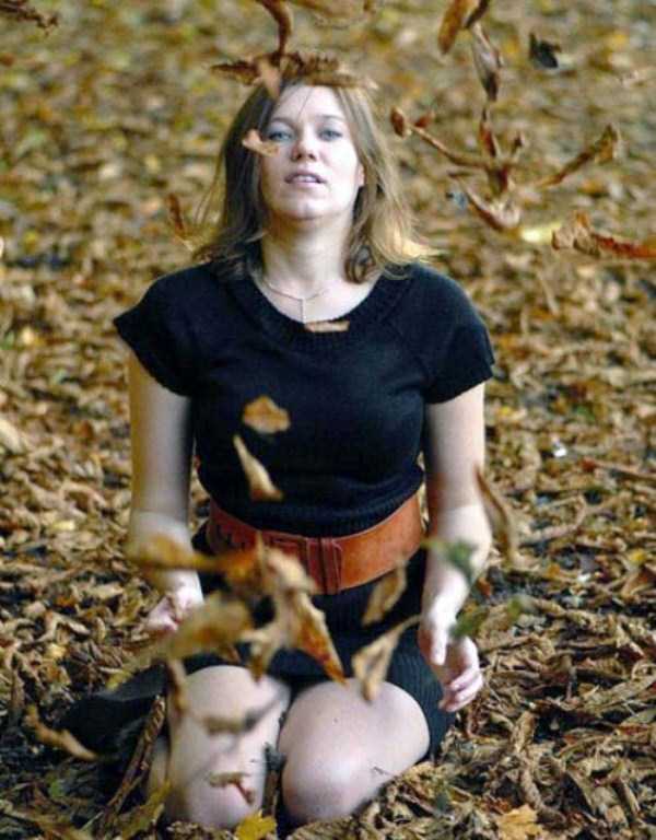 Девушки позируют в странных позах