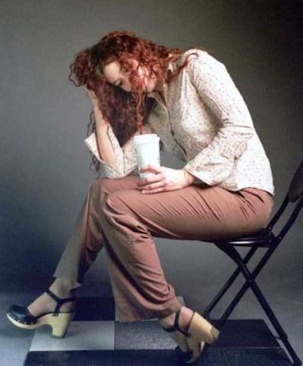 Девушки позируют в странных позах