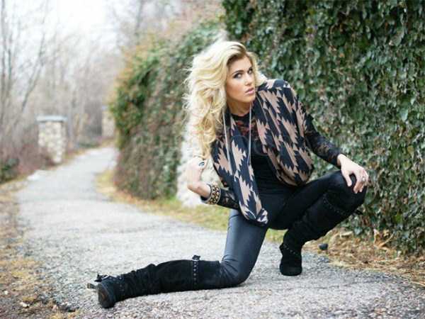 Девушки позируют в странных позах