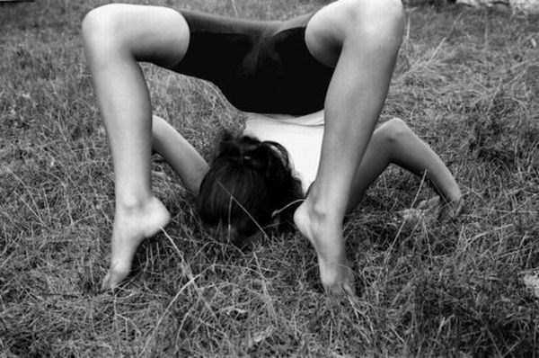 Девушки позируют в странных позах