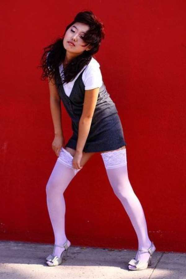 Девушки позируют в странных позах