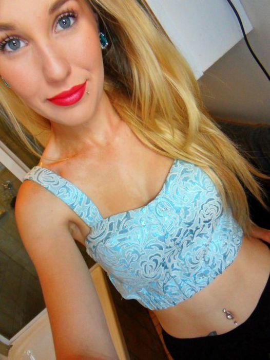 Девушки фотографируют себя