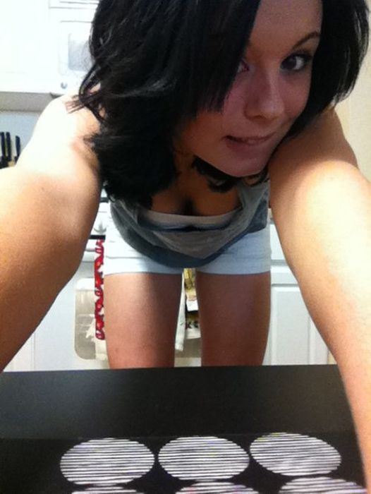 Девушки фотографируют себя