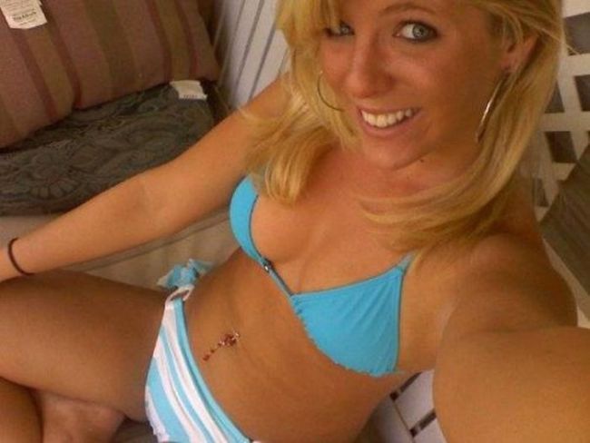 Девушки фотографируют себя