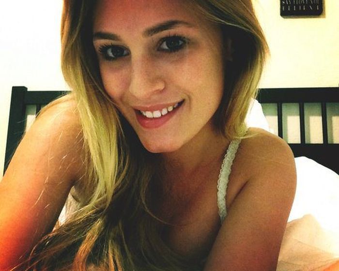 Девушки фотографируют себя