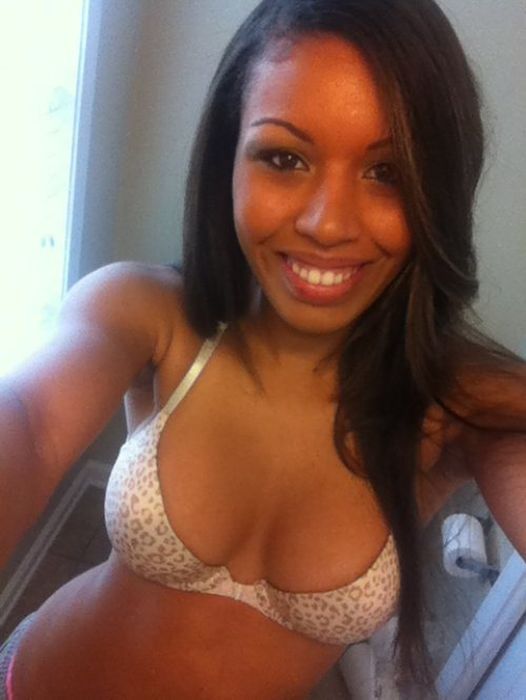 Девушки фотографируют себя