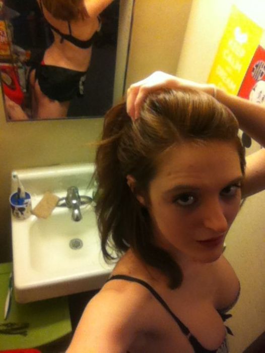 Девушки фотографируют себя