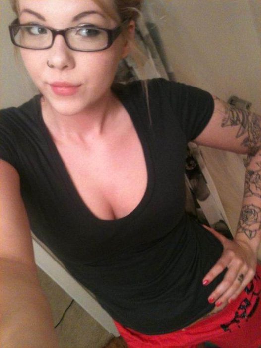 Девушки фотографируют себя