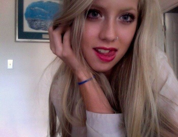 Девушки фотографируют себя