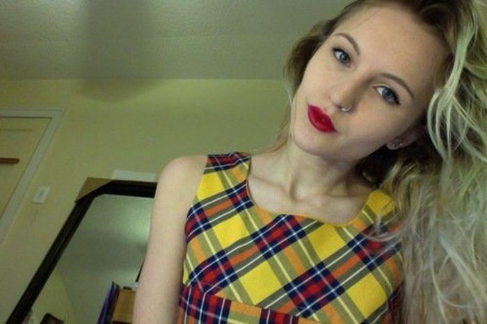 Девушки фотографируют себя