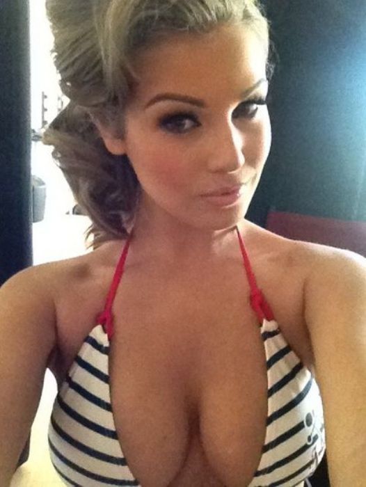 Девушки фотографируют себя