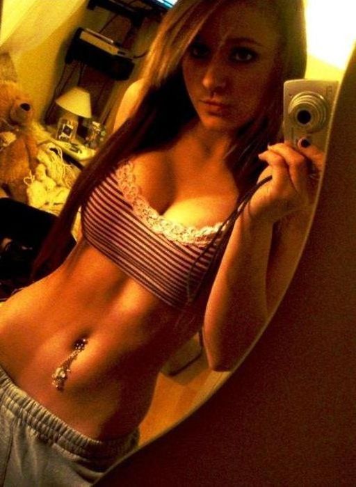 Девушки фотографируют себя