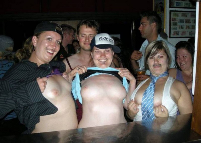 Девушки показывают свои прелести