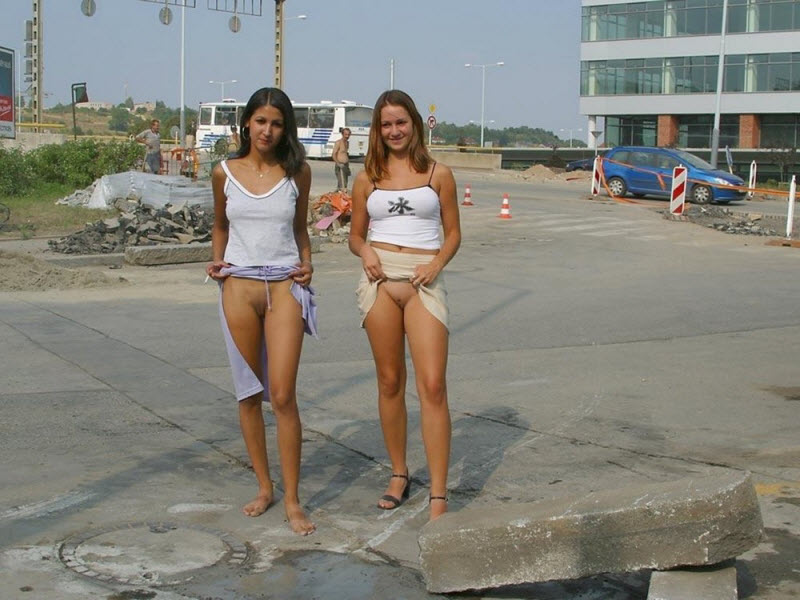 Девушки показывают свои прелести