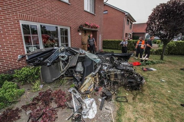 Audi S8 разорвало пополам