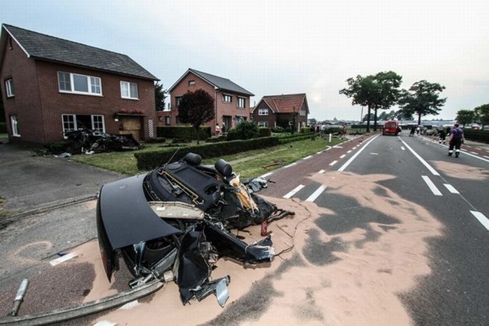 Audi S8 разорвало пополам