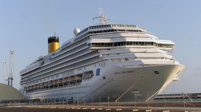 Последнее путешествие лайнера Costa Concordia (29 фото)