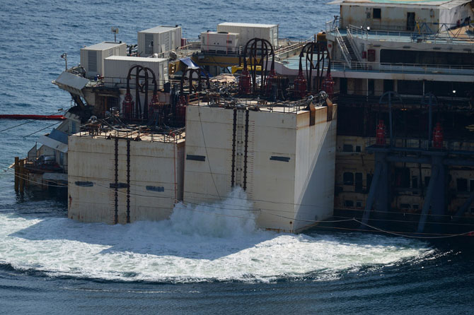 Последнее путешествие лайнера Costa Concordia (29 фото)