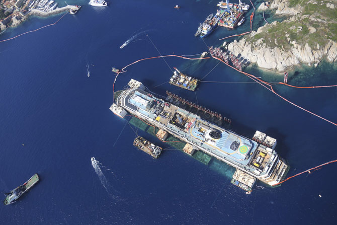 Последнее путешествие лайнера Costa Concordia (29 фото)