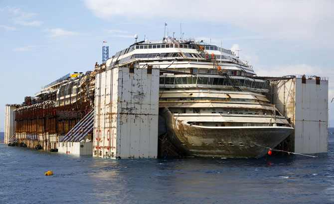 Последнее путешествие лайнера Costa Concordia (29 фото)