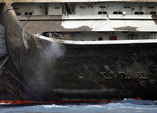 Последнее путешествие лайнера Costa Concordia (29 фото)