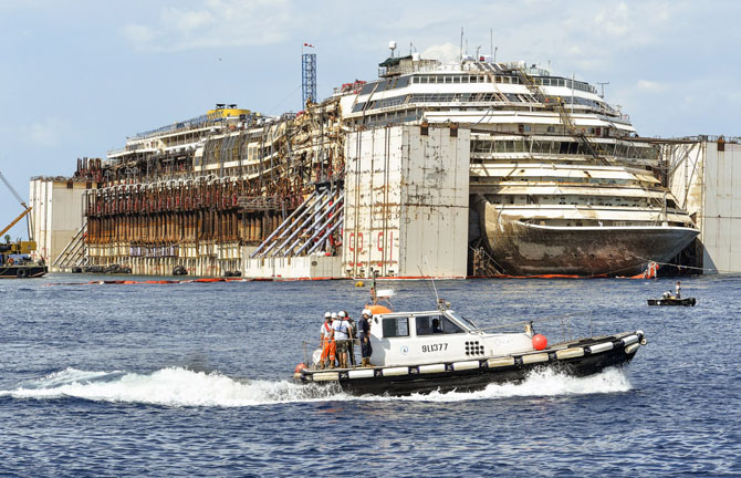 Последнее путешествие лайнера Costa Concordia (29 фото)
