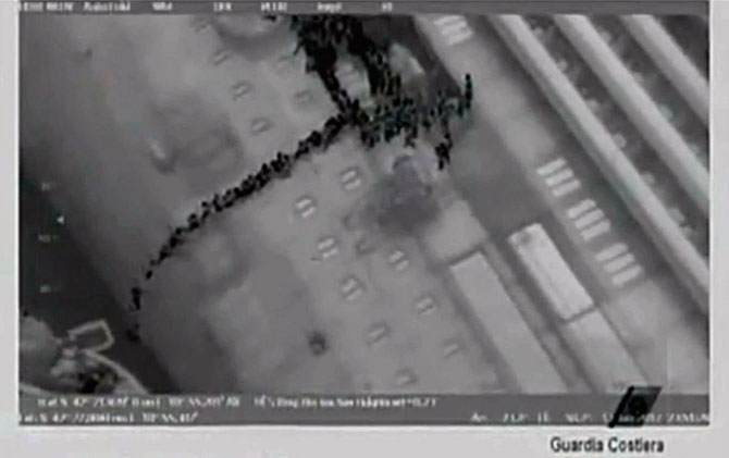 Последнее путешествие лайнера Costa Concordia (29 фото)