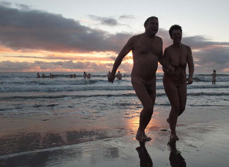 Британские нудисты попытались побить мировой рекорд (13 фото)