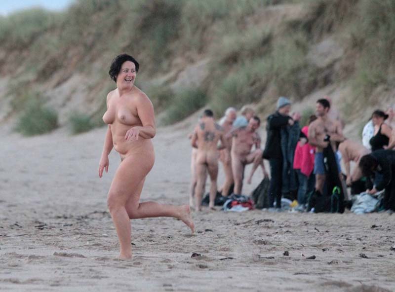 Британские нудисты попытались побить мировой рекорд (13 фото)