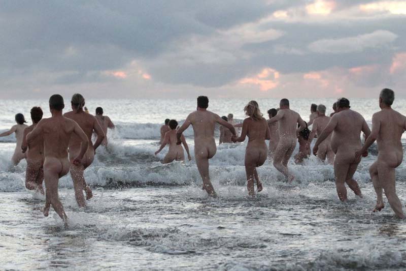 Британские нудисты попытались побить мировой рекорд (13 фото)