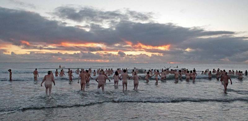Британские нудисты попытались побить мировой рекорд (13 фото)
