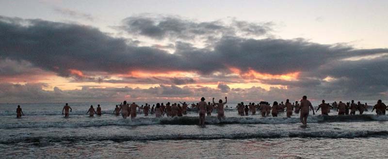 Британские нудисты попытались побить мировой рекорд (13 фото)