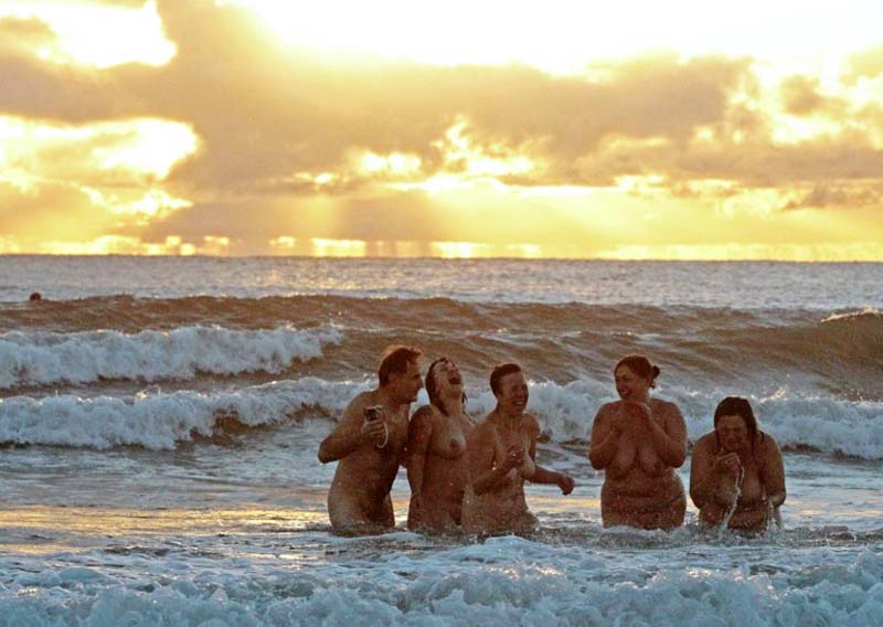 Британские нудисты попытались побить мировой рекорд (13 фото)