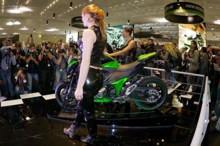 Девушки с мотовыставки Intermot 2012