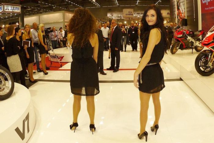Девушки с мотовыставки Intermot 2012