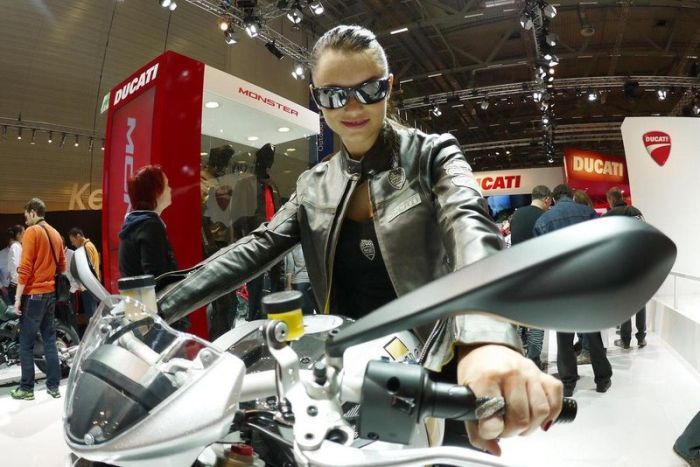 Девушки с мотовыставки Intermot 2012
