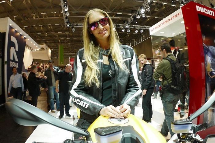Девушки с мотовыставки Intermot 2012