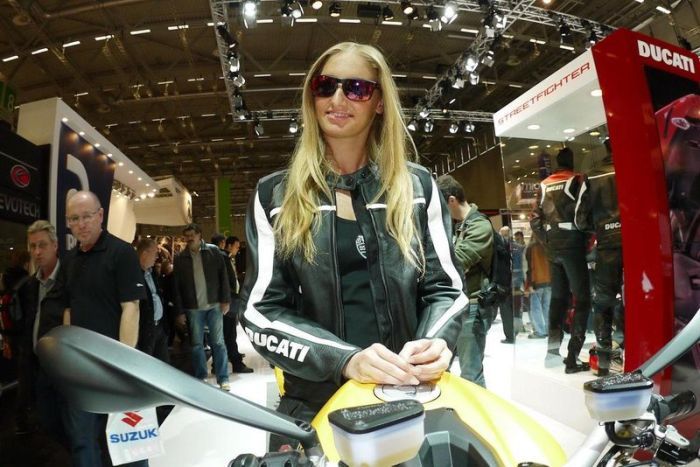 Девушки с мотовыставки Intermot 2012