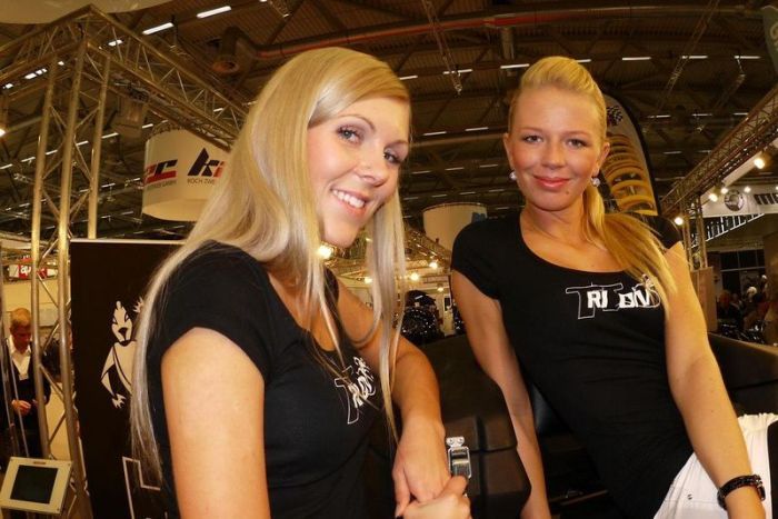 Девушки с мотовыставки Intermot 2012