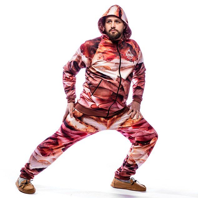 Трешевые костюмы с мясным принтом для постоянных клиентов сети ресторанов